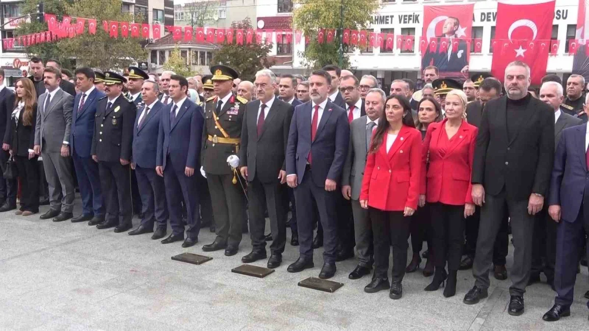 Bursa'da Cumhuriyet'in 103. yılı çelenk töreniyle başladı