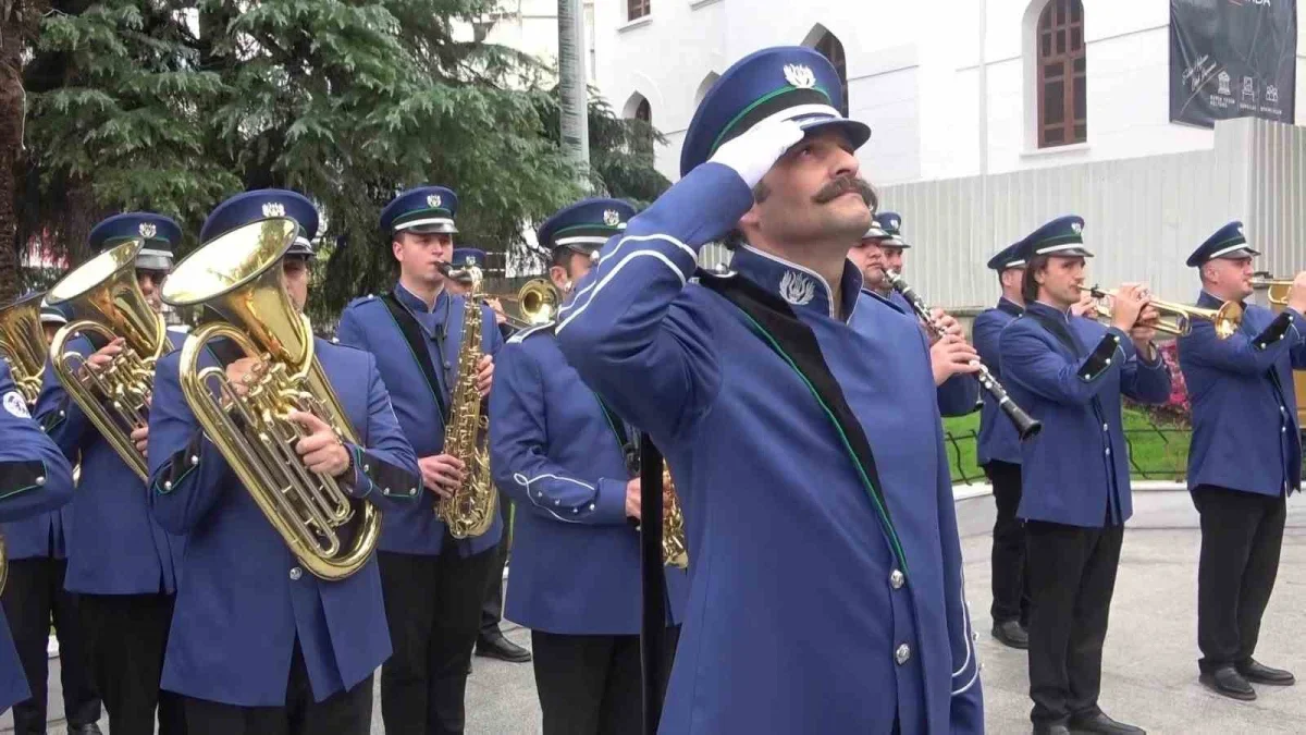 Bursa'da Cumhuriyet'in 103. yılı çelenk töreniyle başladı