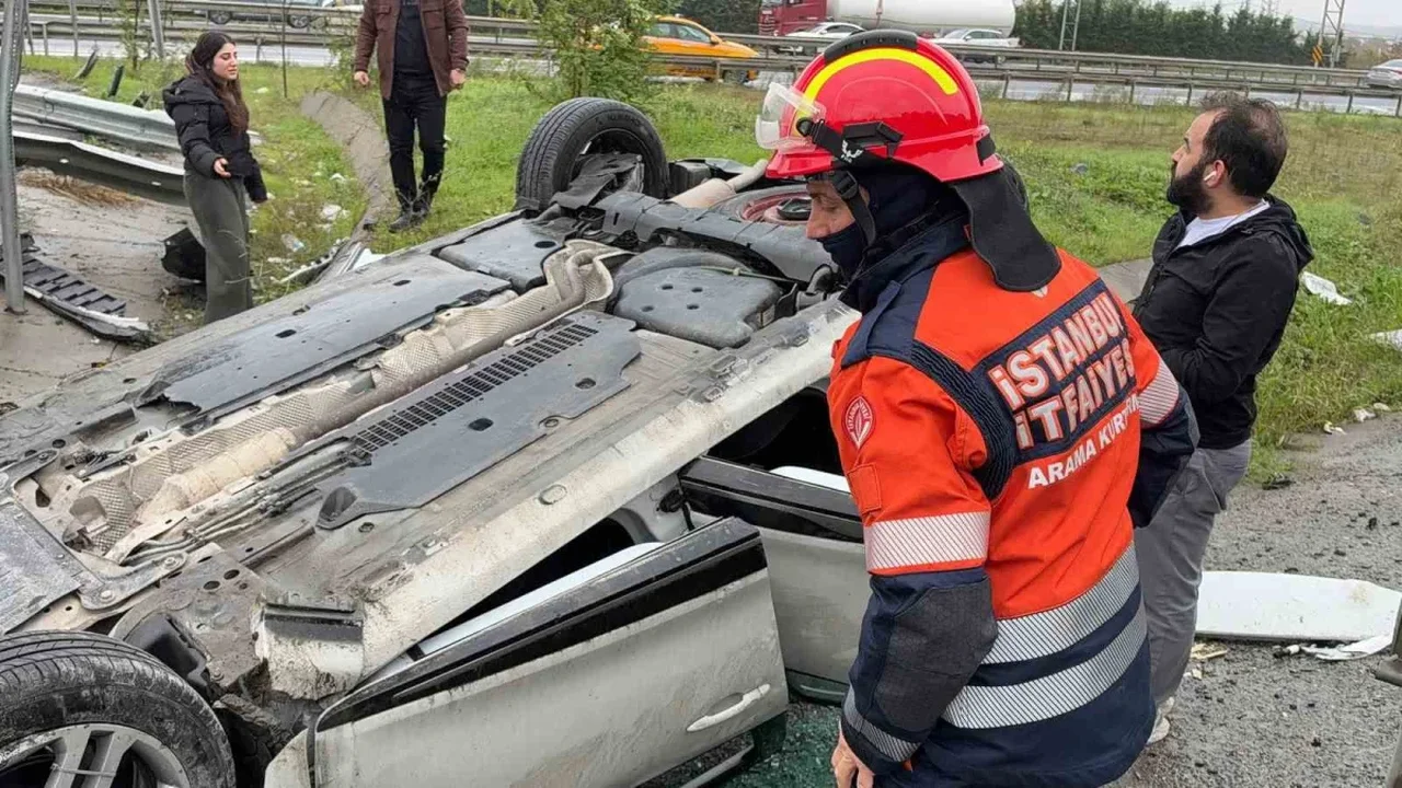 Eyüpsultan'da otomobil taklalar atıp çayırlığa savruldu