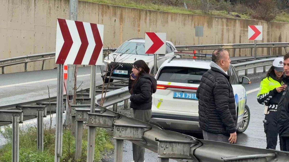 Eyüpsultan'da otomobil taklalar atıp çayırlığa savruldu