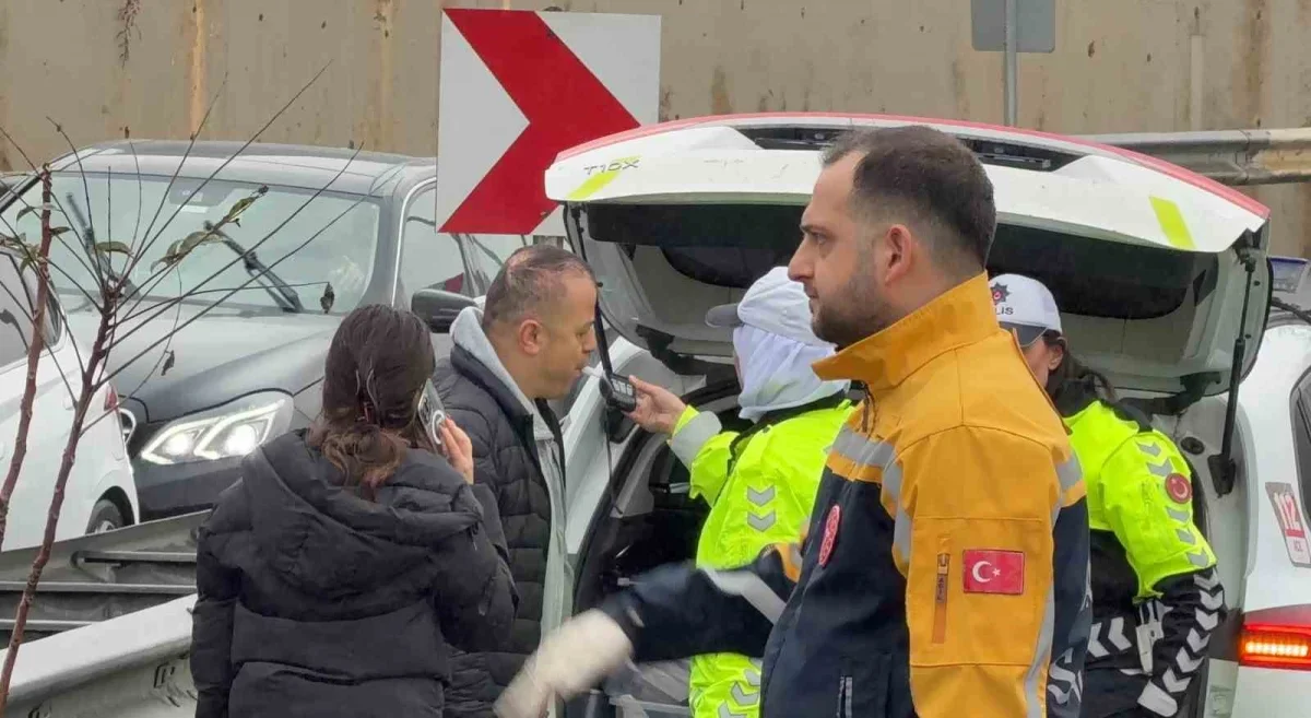 Eyüpsultan'da otomobil taklalar atıp çayırlığa savruldu