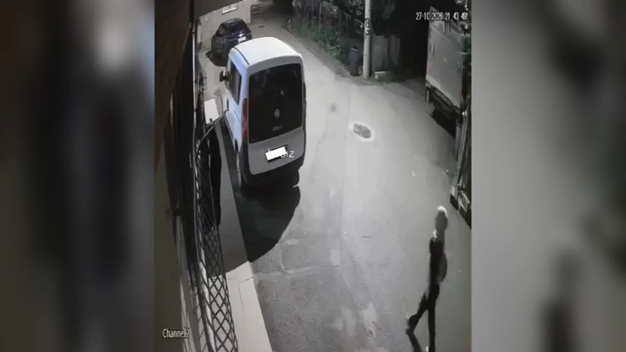 Bursa'da penceredeki kıyafetleri alan kadın kamerada