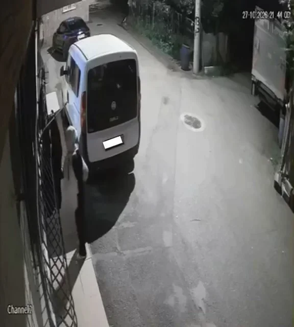 Bursa'da penceredeki kıyafetleri alan kadın kamerada