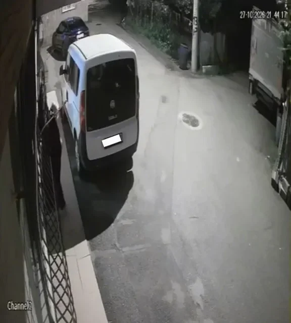 Bursa'da penceredeki kıyafetleri alan kadın kamerada