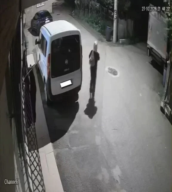 Bursa'da penceredeki kıyafetleri alan kadın kamerada