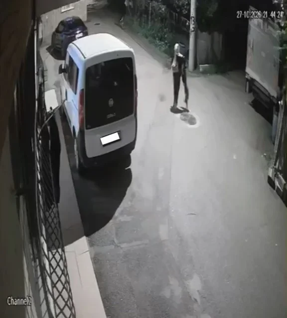 Bursa'da penceredeki kıyafetleri alan kadın kamerada