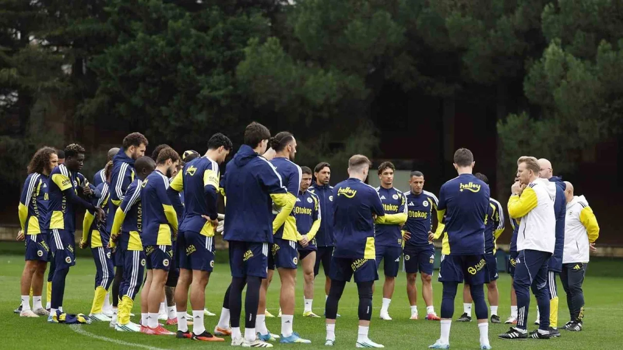 Fenerbahçe, Göztepe maçı öncesi Dirk Kuyt'la çalıştı