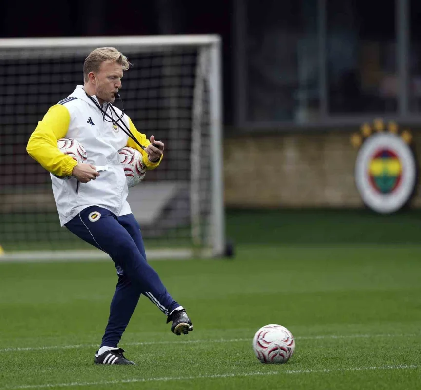 Fenerbahçe, Göztepe maçı öncesi Dirk Kuyt'la çalıştı