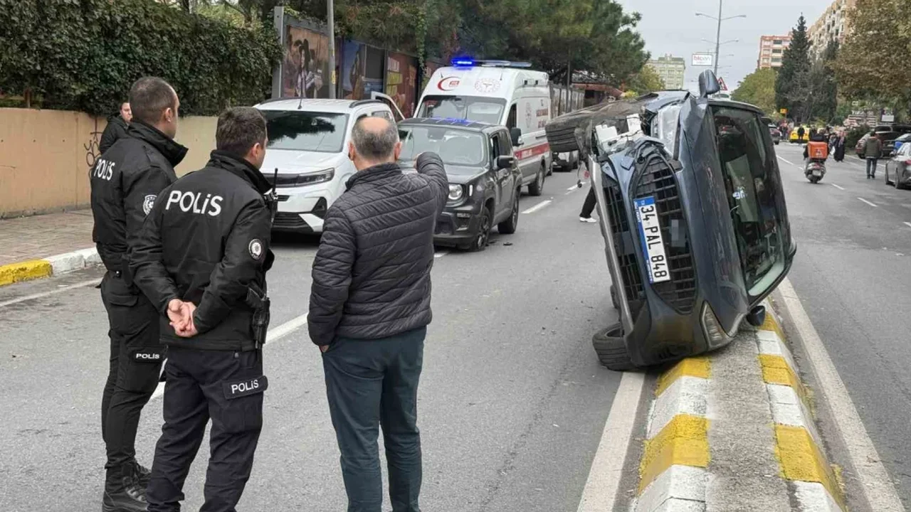 Beylikdüzü'nde çarpışan araçlardan biri yan yattı