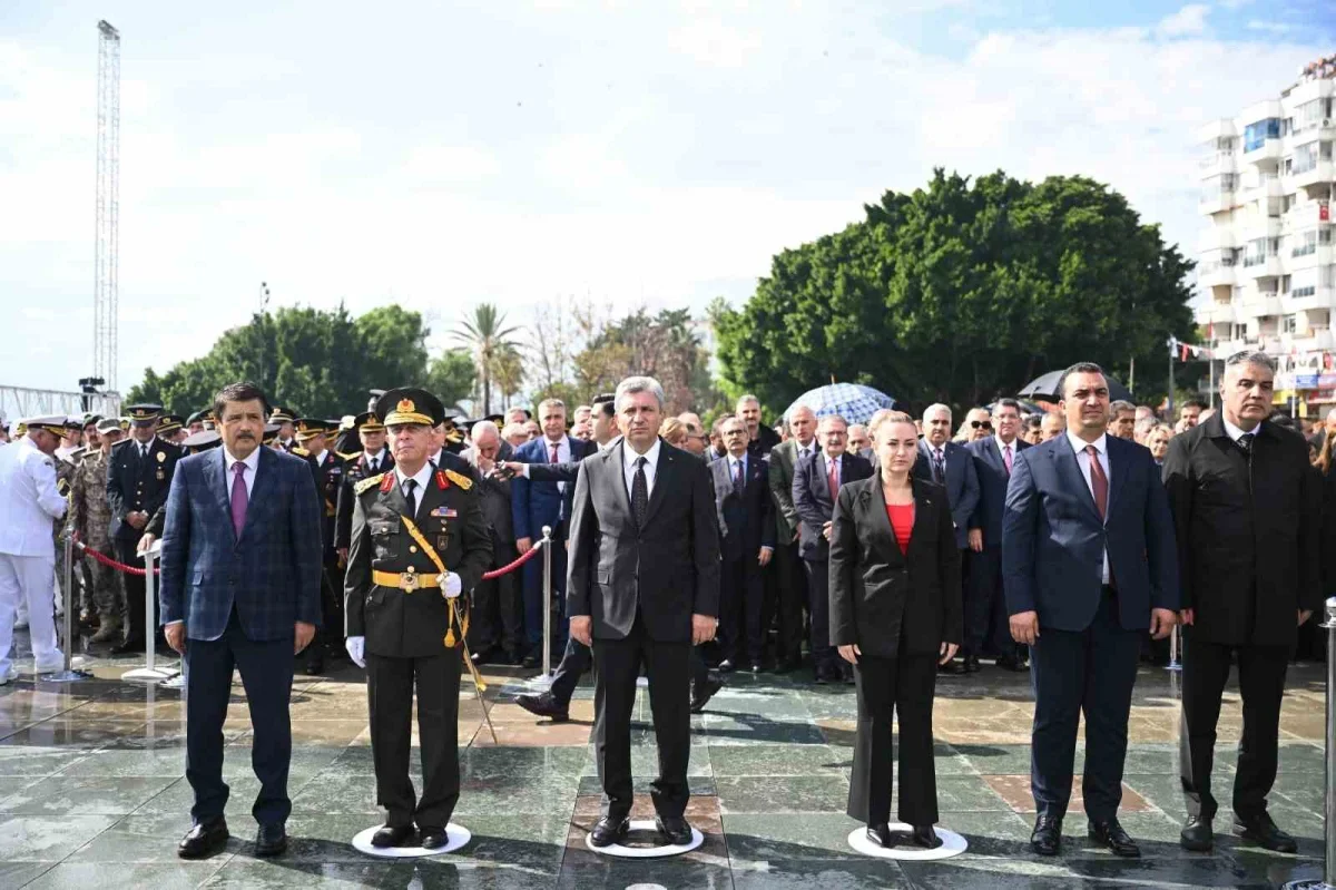 Antalya'da Cumhuriyet Bayramı çelenk töreniyle başladı