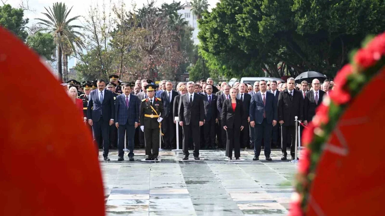 Antalya'da Cumhuriyet Bayramı çelenk töreniyle başladı