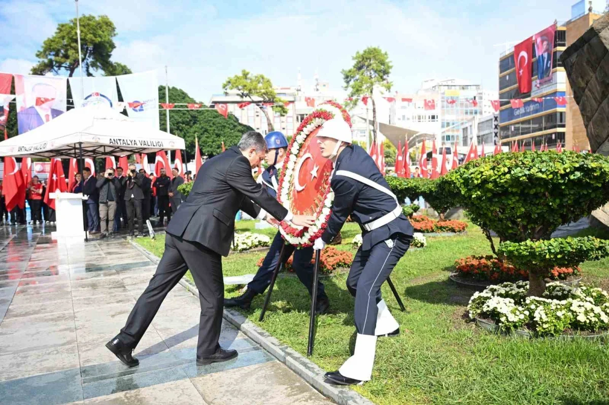 Antalya'da Cumhuriyet Bayramı çelenk töreniyle başladı