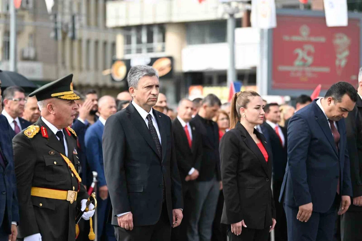 Antalya'da Cumhuriyet Bayramı çelenk töreniyle başladı
