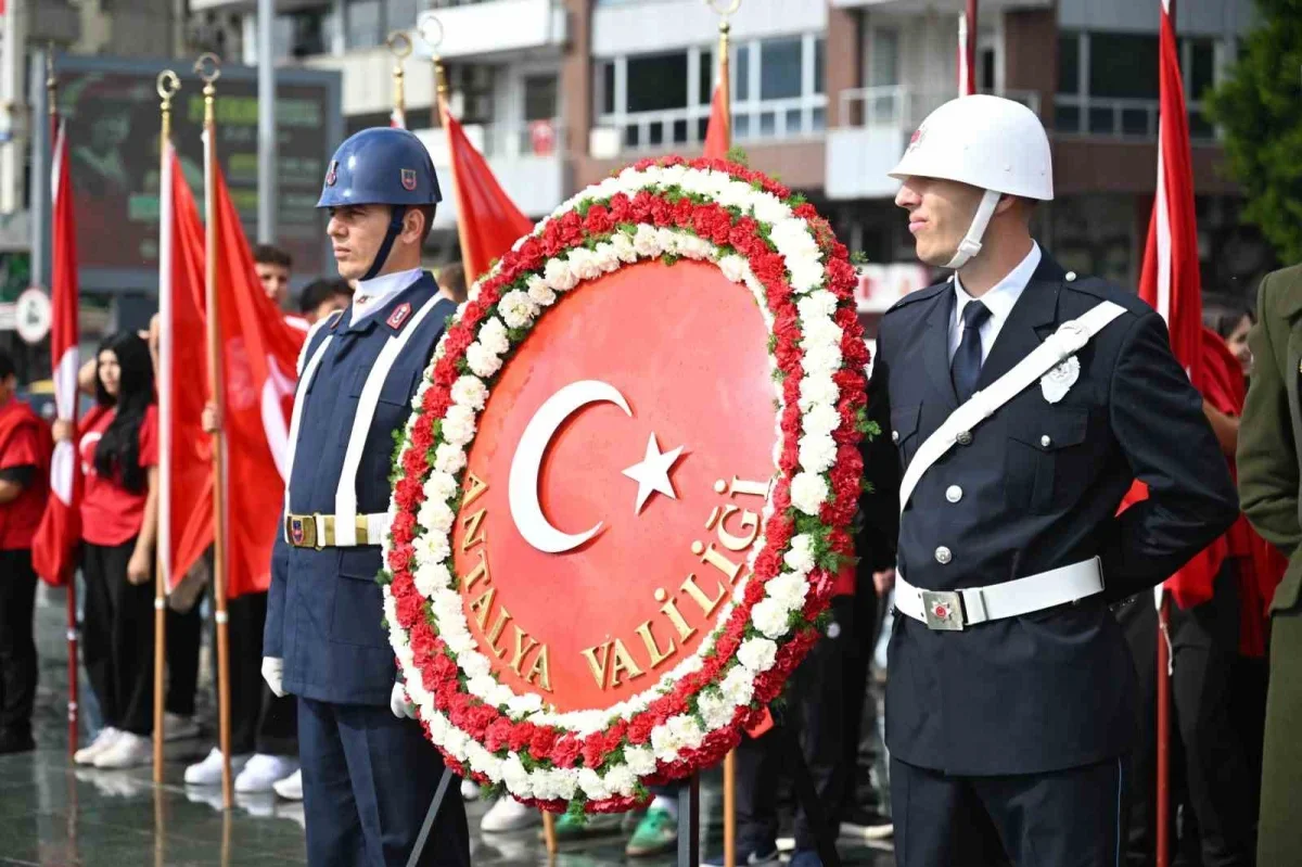 Antalya'da Cumhuriyet Bayramı çelenk töreniyle başladı