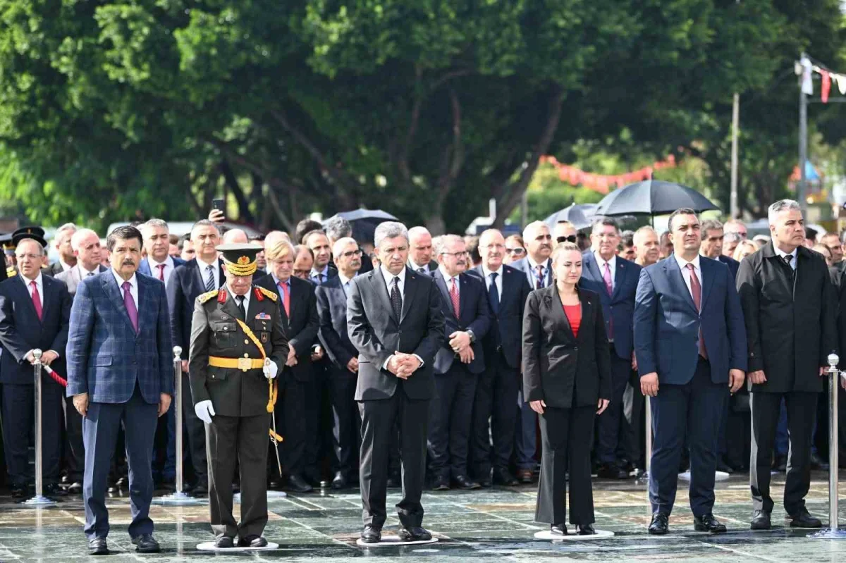 Antalya'da Cumhuriyet Bayramı çelenk töreniyle başladı