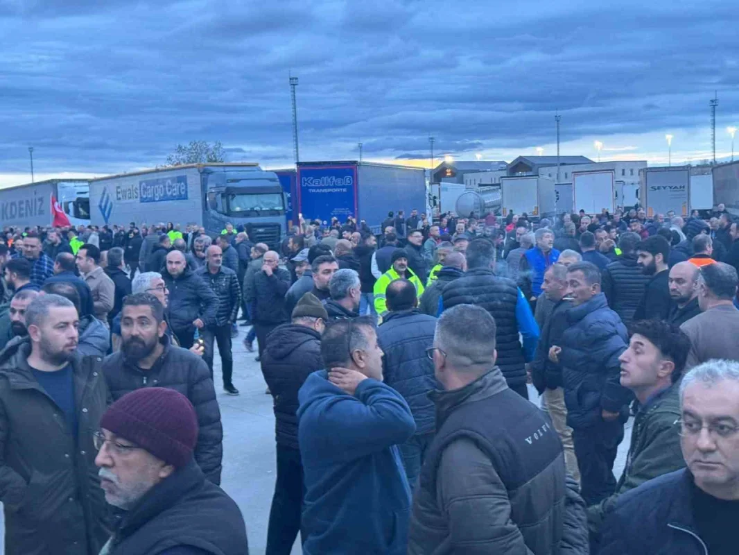Edirne sınır kapılarında tır sürücüleri kontak kapattı