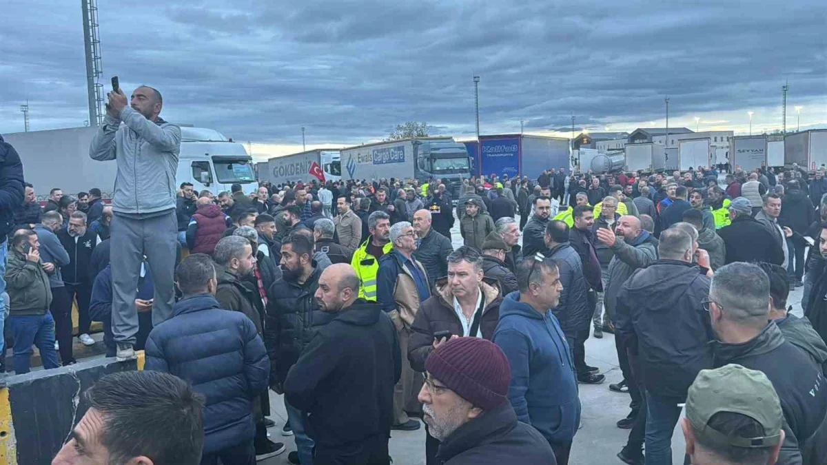 Edirne sınır kapılarında tır sürücüleri kontak kapattı