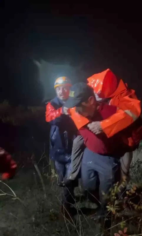 Bursa Gemlik'te mahsur kalan yaşlı çift kurtarıldı