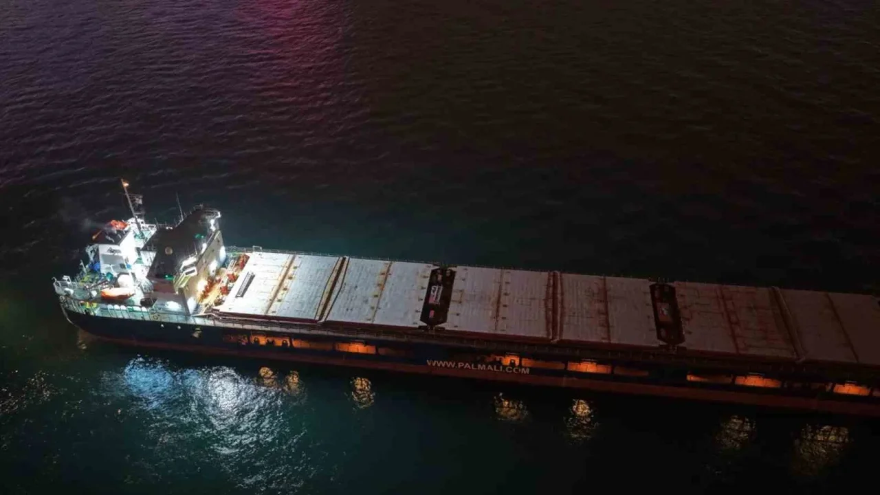 İstanbul Boğazı'nda arızalanan gemi seyrine döndü
