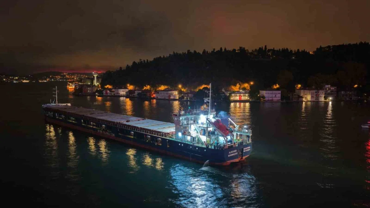 İstanbul Boğazı'nda arızalanan gemi seyrine döndü