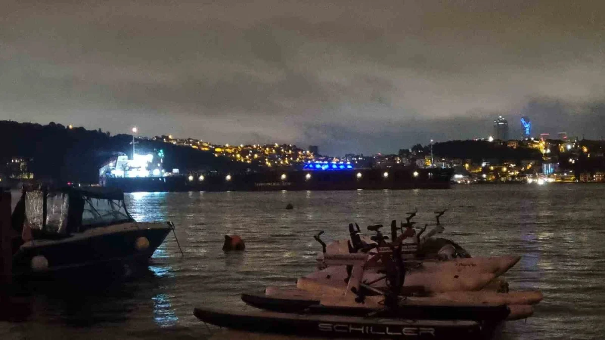 İstanbul Boğazı'nda arızalanan gemi seyrine döndü