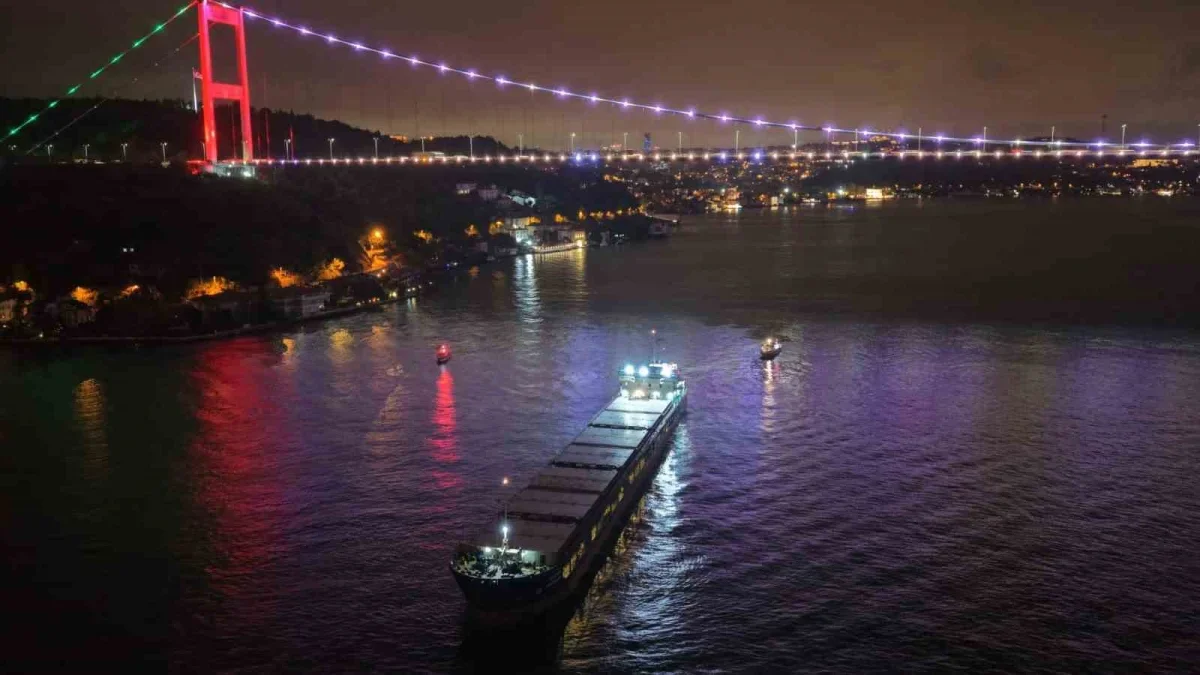 İstanbul Boğazı'nda arızalanan gemi seyrine döndü