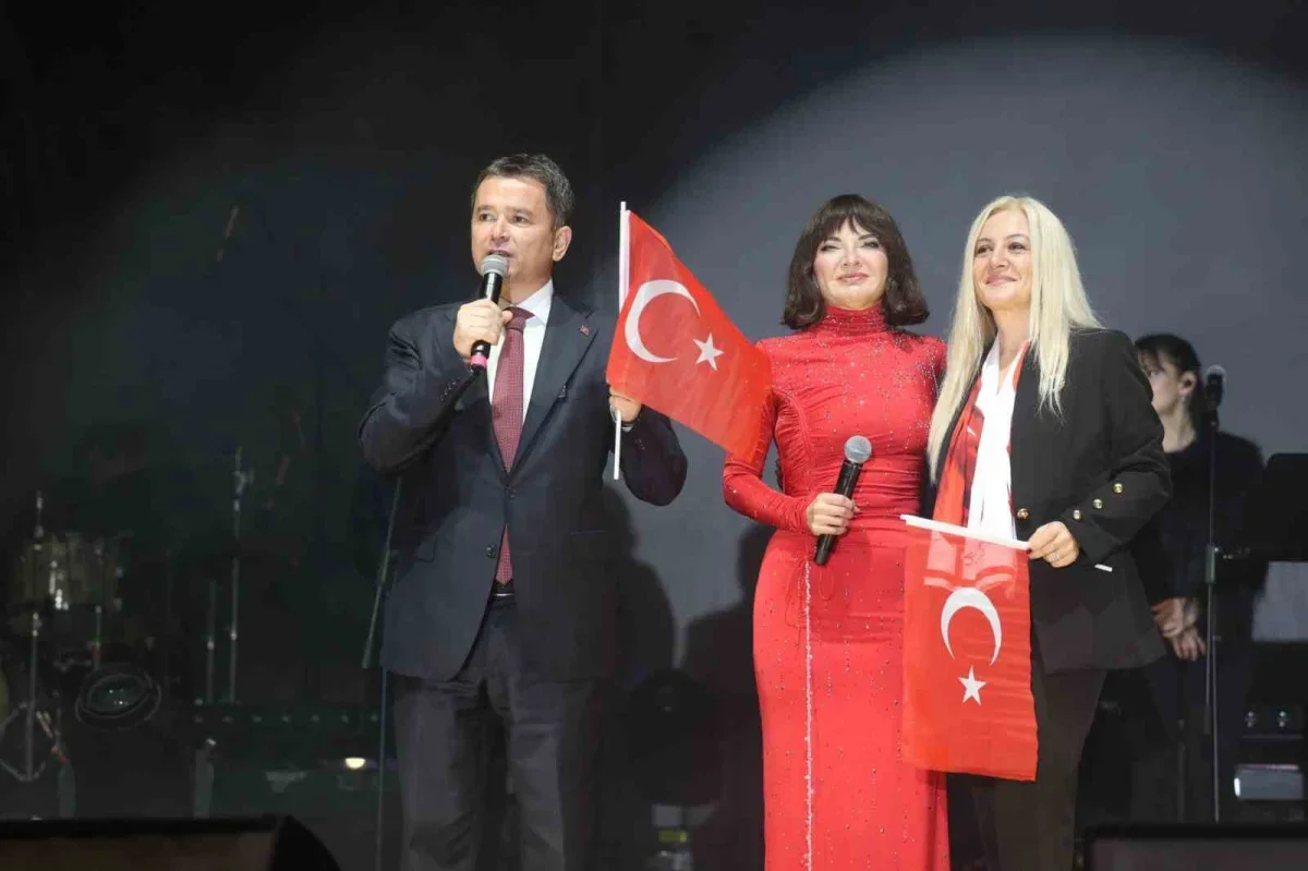 Göksel, Osmangazi'de Cumhuriyet konserinde sahne aldı