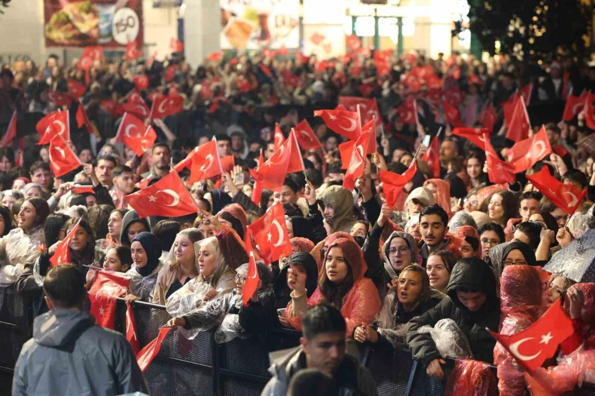 Göksel, Osmangazi'de Cumhuriyet konserinde sahne aldı