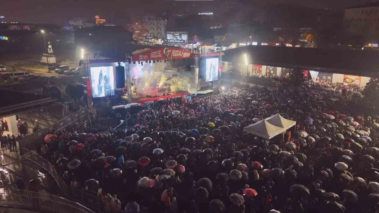 Göksel, Osmangazi'de Cumhuriyet konserinde sahne aldı
