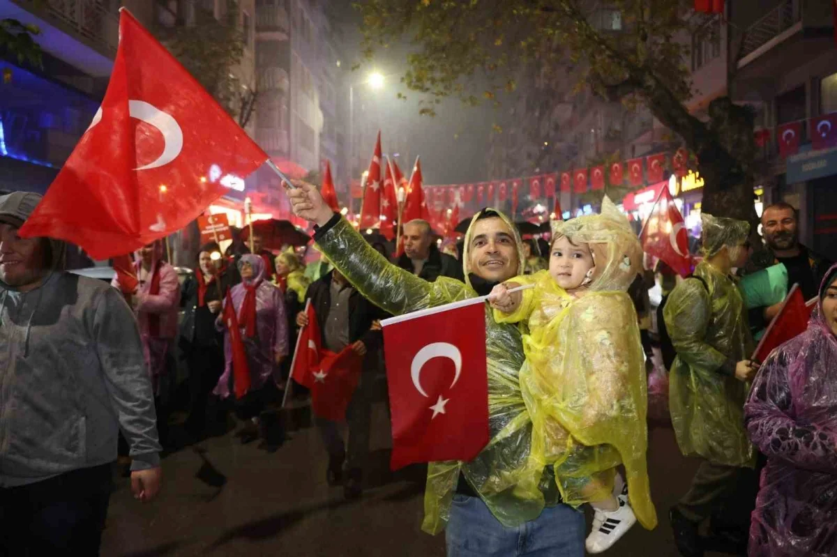 Bursa'da yağmura rağmen Cumhuriyet coşkusu sürdü
