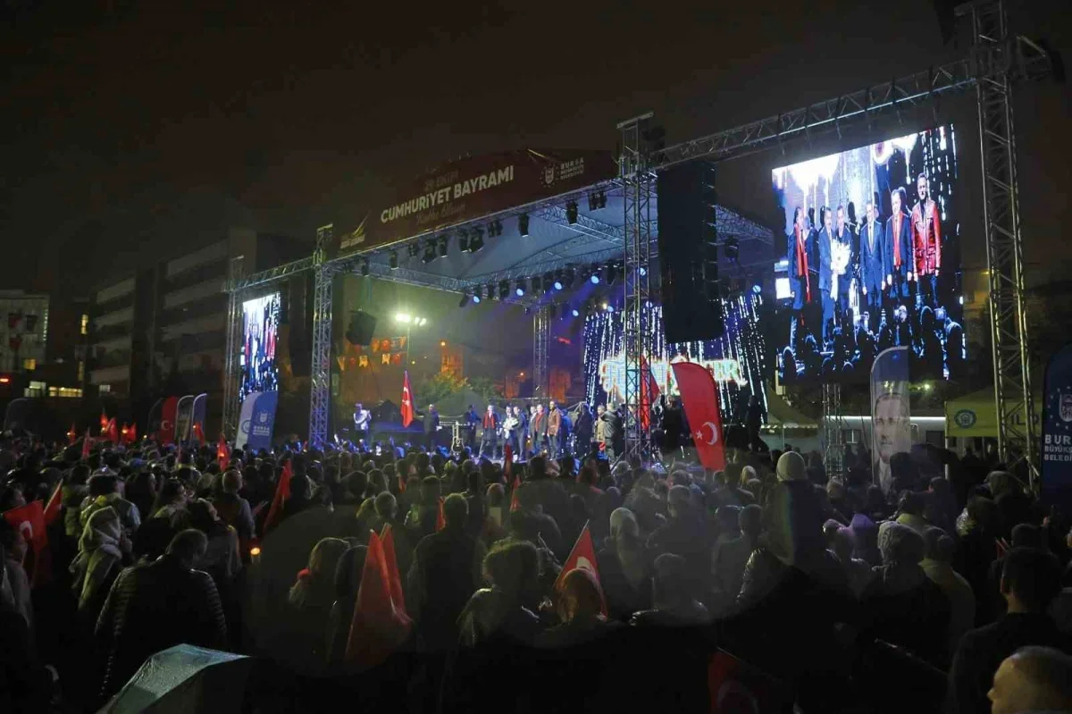 Bursa'da yağmura rağmen Cumhuriyet coşkusu sürdü
