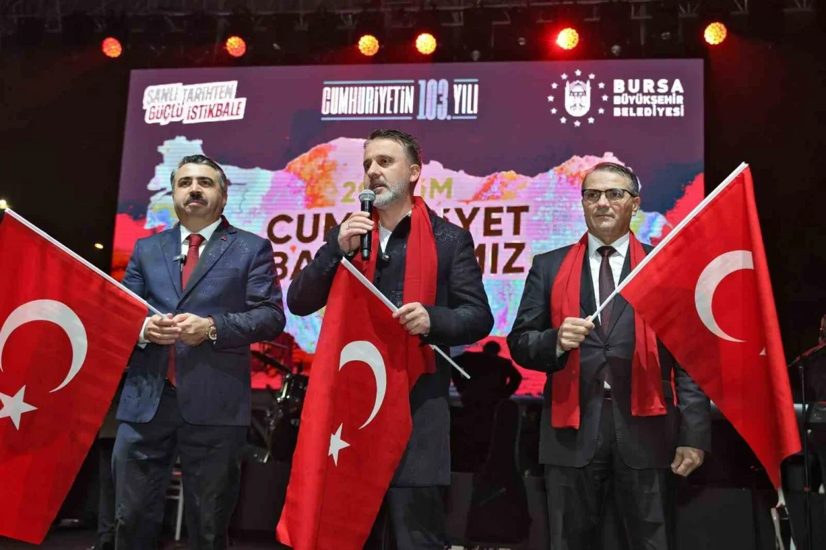 Bursa'da yağmura rağmen Cumhuriyet coşkusu sürdü