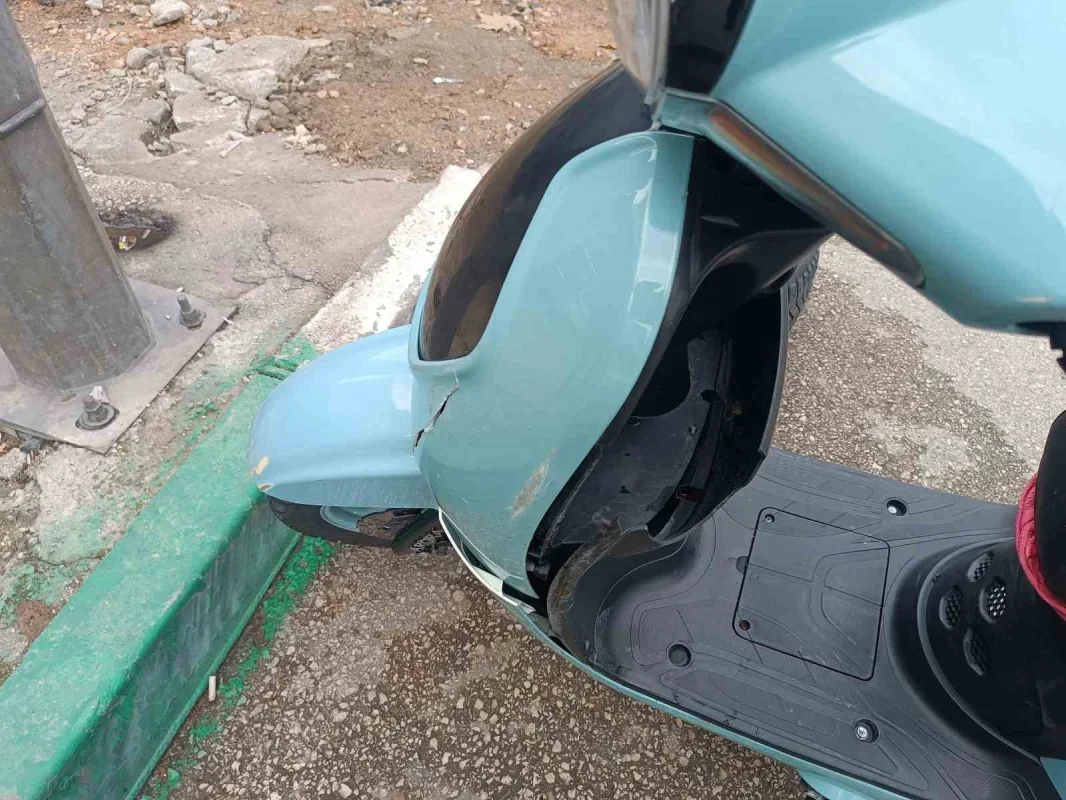 Bursa'da motosiklet yayaya çarptı, kaza kamerada