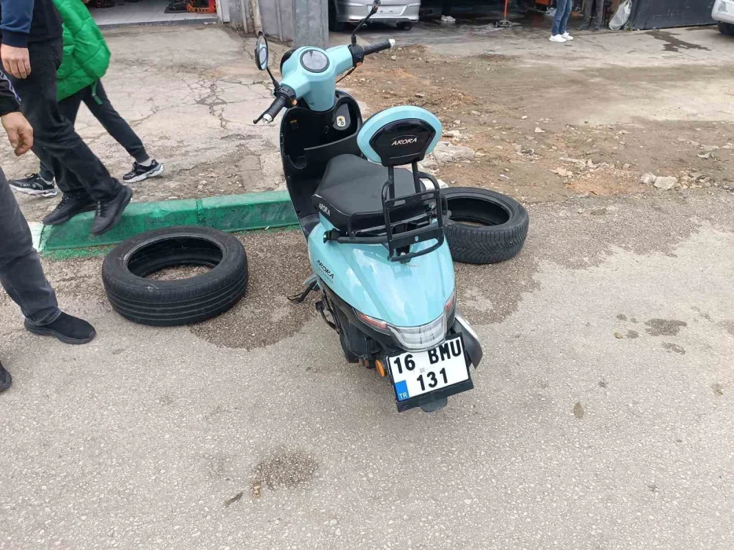Bursa'da motosiklet yayaya çarptı, kaza kamerada
