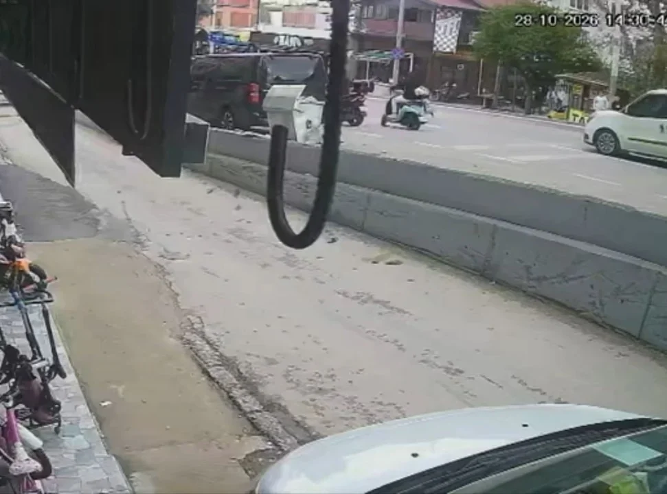 Bursa'da motosiklet yayaya çarptı, kaza kamerada
