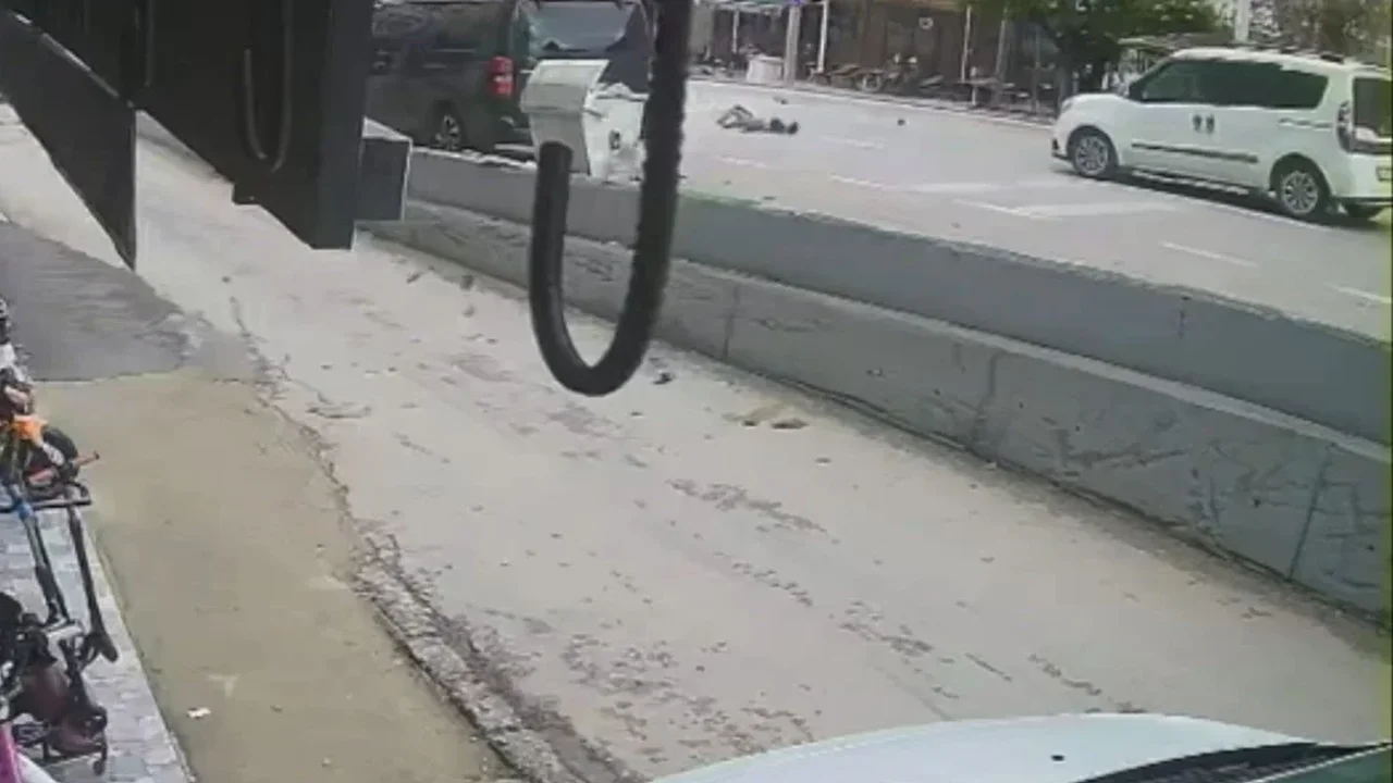 Bursa'da motosiklet yayaya çarptı, kaza kamerada