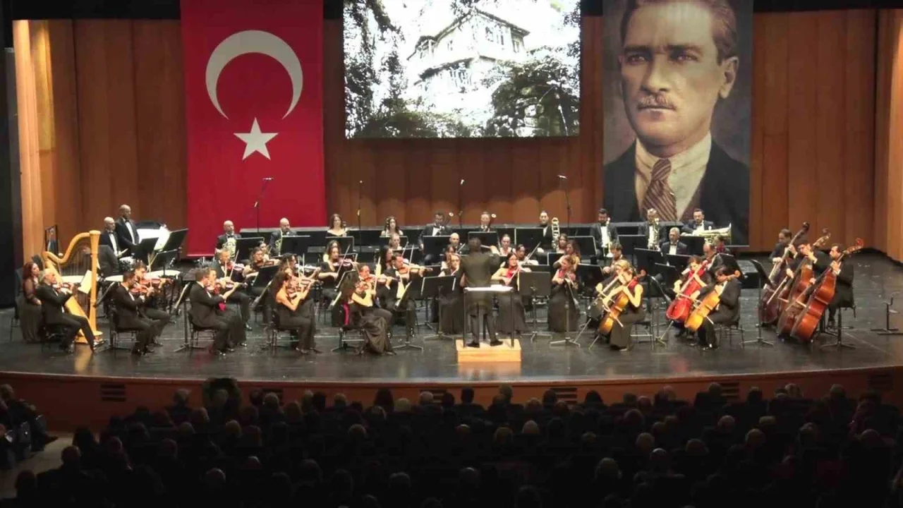 Bursa'da Cumhuriyet konseri İzmir Marşı'yla sona erdi