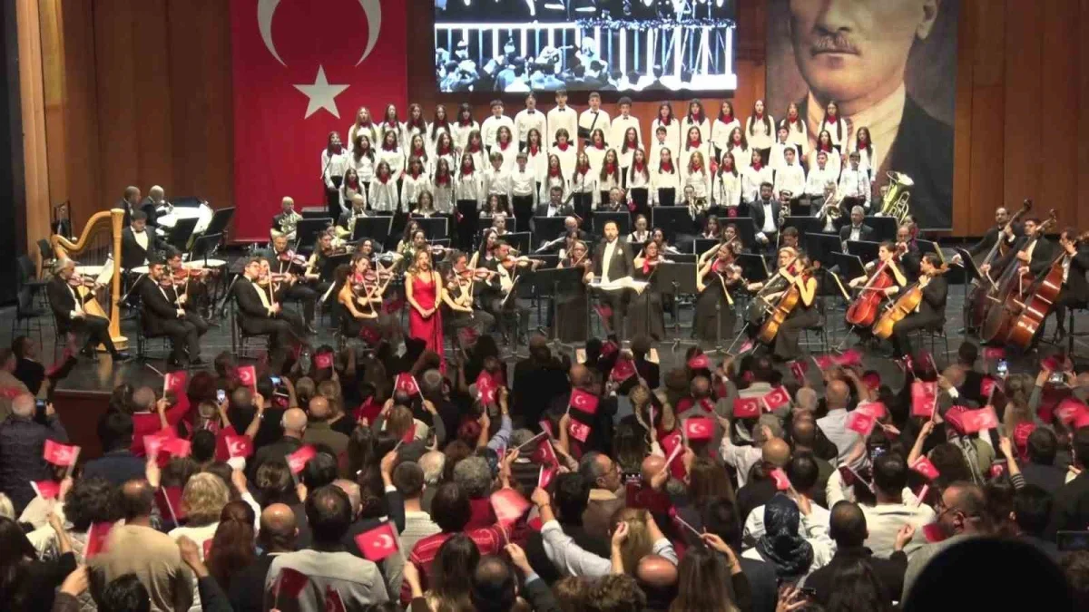 Bursa'da Cumhuriyet konseri İzmir Marşı'yla sona erdi