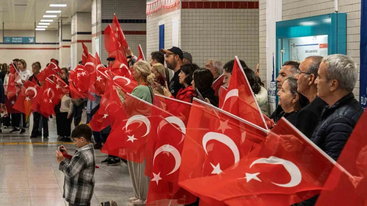 İzmir Metrosu'nda Cumhuriyet konseri coşkusu yaşandı
