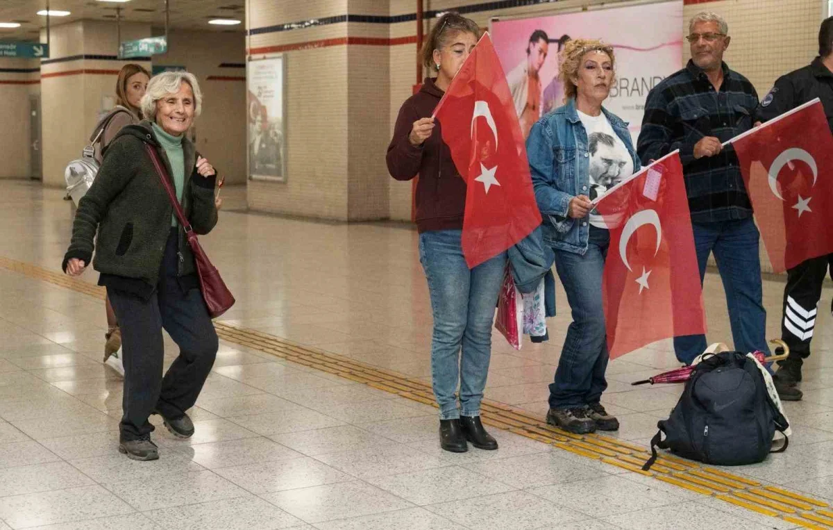 İzmir Metrosu'nda Cumhuriyet konseri coşkusu yaşandı