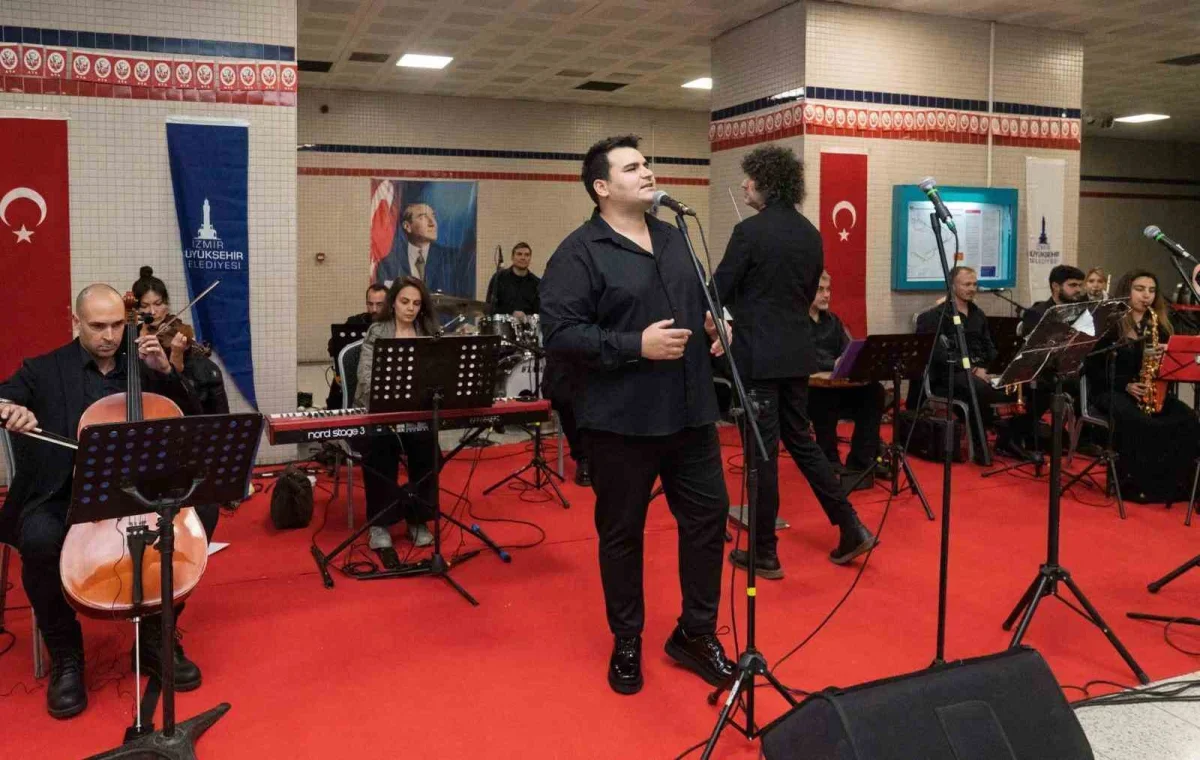 İzmir Metrosu'nda Cumhuriyet konseri coşkusu yaşandı