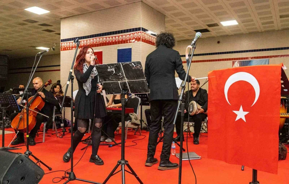 İzmir Metrosu'nda Cumhuriyet konseri coşkusu yaşandı
