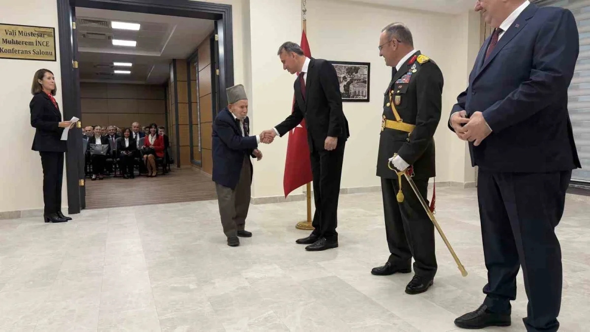 Edremit'te Kore gazisine Cumhuriyet Bayramı saygısı