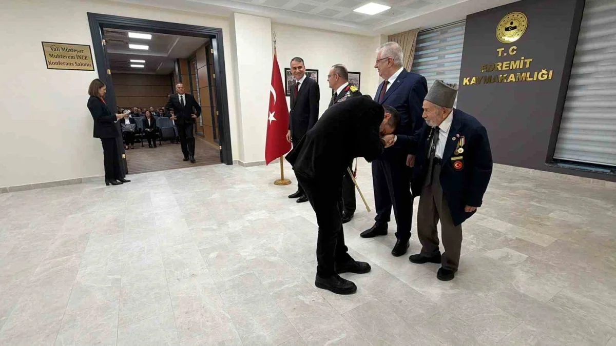Edremit'te Kore gazisine Cumhuriyet Bayramı saygısı