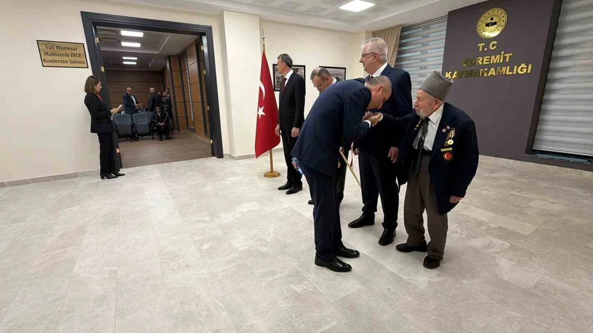 Edremit'te Kore gazisine Cumhuriyet Bayramı saygısı