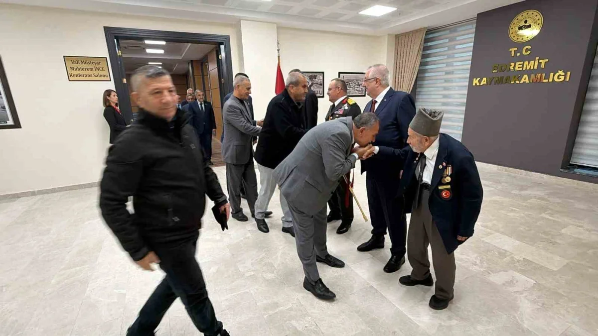 Edremit'te Kore gazisine Cumhuriyet Bayramı saygısı