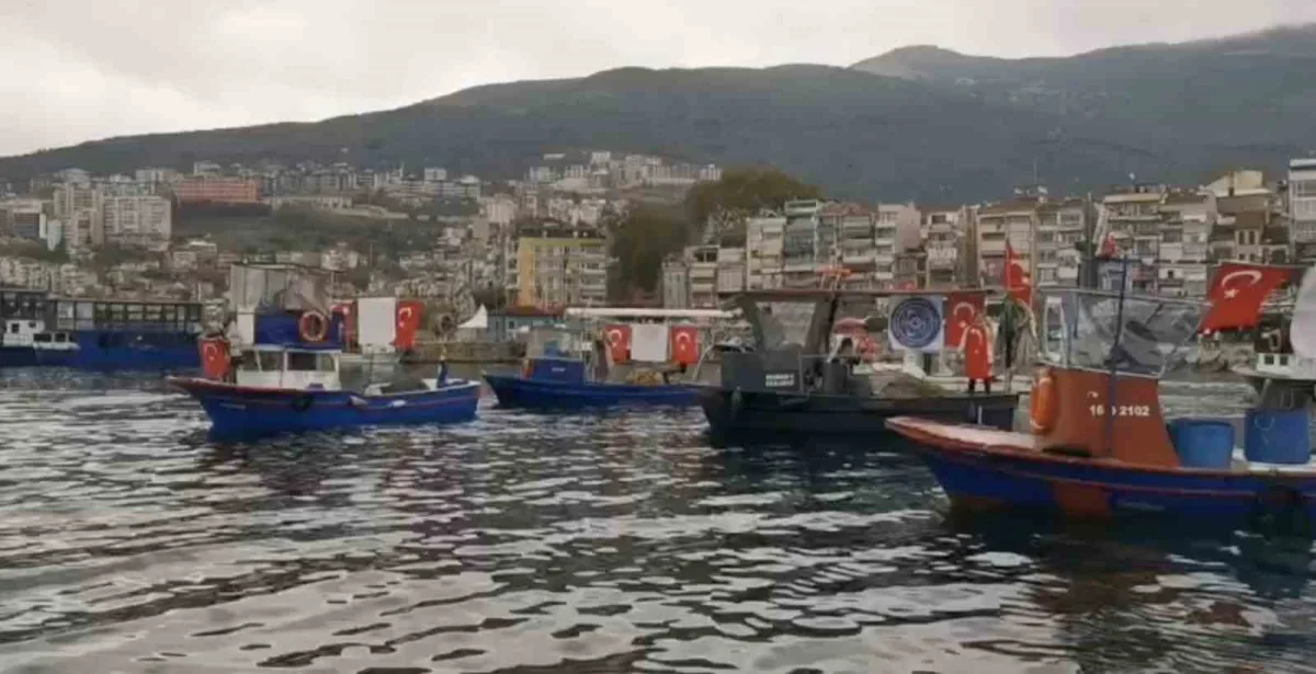 Gemlik'te balıkçılar teknelerini bayraklarla süsledi