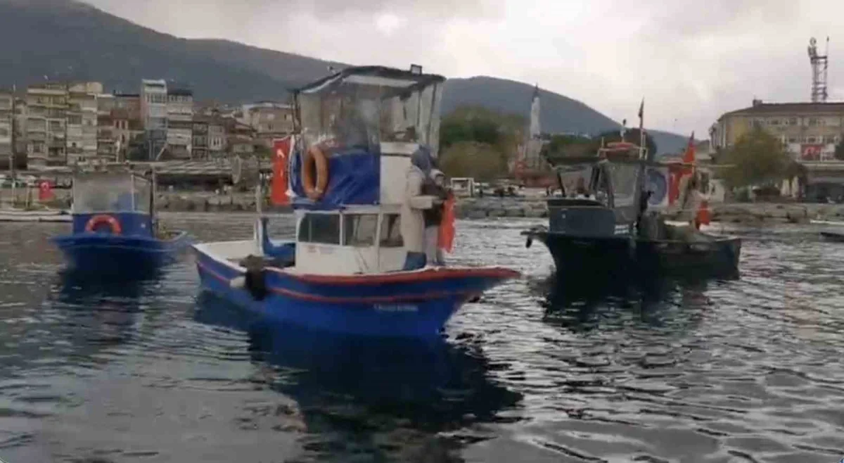 Gemlik'te balıkçılar teknelerini bayraklarla süsledi