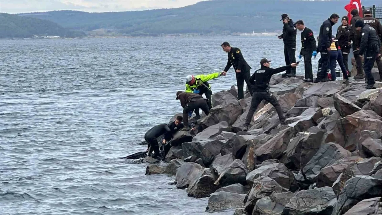 Çanakkale'de eski feribot iskelesinde erkek cesedi bulundu