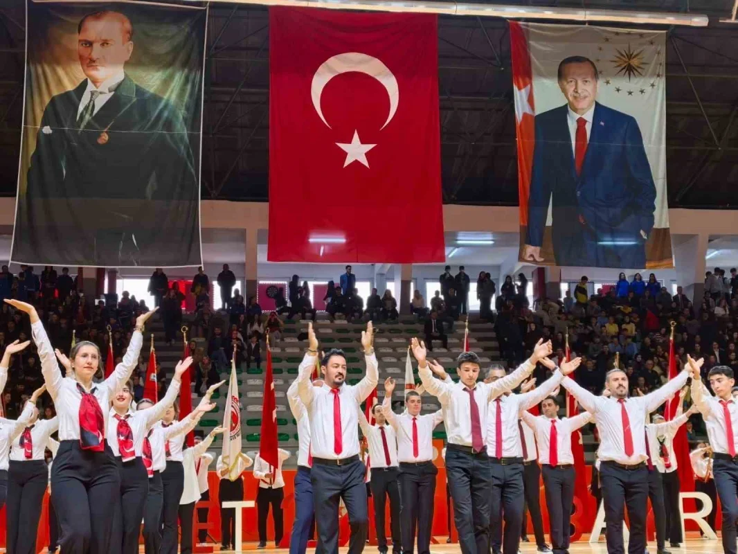 İnegöl'de öğretmenlerden Cumhuriyet Bayramı gösterisi